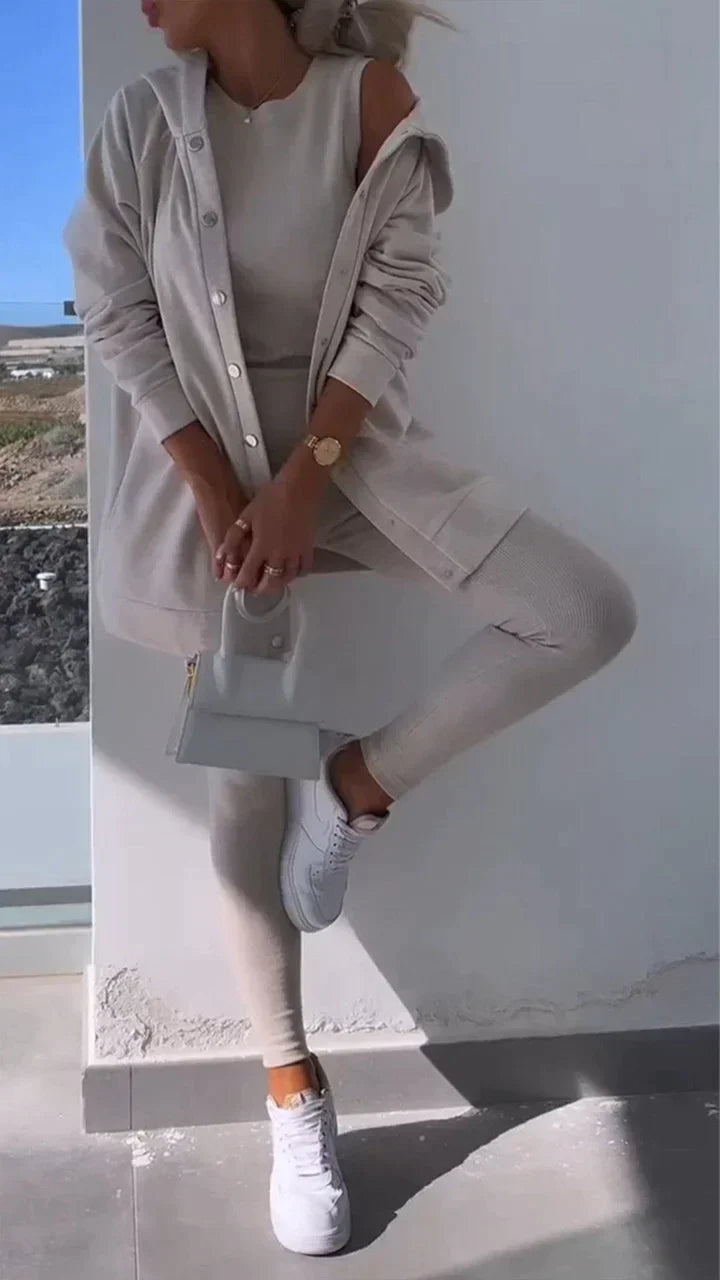 W&W Mode - Dreiteiliges Set bestehend aus einer Strickjacke mit Kapuze, einem Oberteil und einer Hose