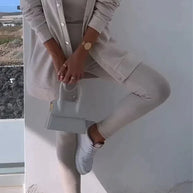 W&W - Dreiteiliges Set bestehend aus einer Strickjacke mit Kapuze, einem Oberteil und einer Hose