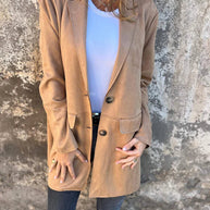 WW | Wildleder Blazer für Damen - taillierte camel-farbene Jacke mit Knöpfen und Taschen