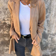 WW | Wildleder Blazer für Damen - taillierte camel-farbene Jacke mit Knöpfen und Taschen