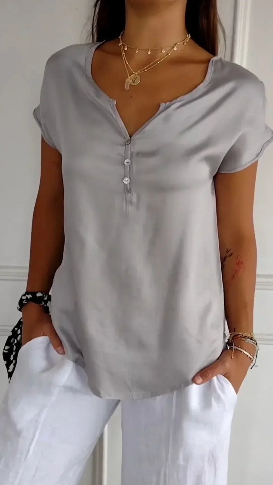 WW | Satin Top mit V-Ausschnitt und Knopfverschluss