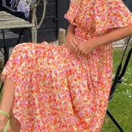 Langes Kleid mit V-Ausschnitt