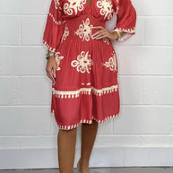 Bedrucktes Kleid mit V-Ausschnitt