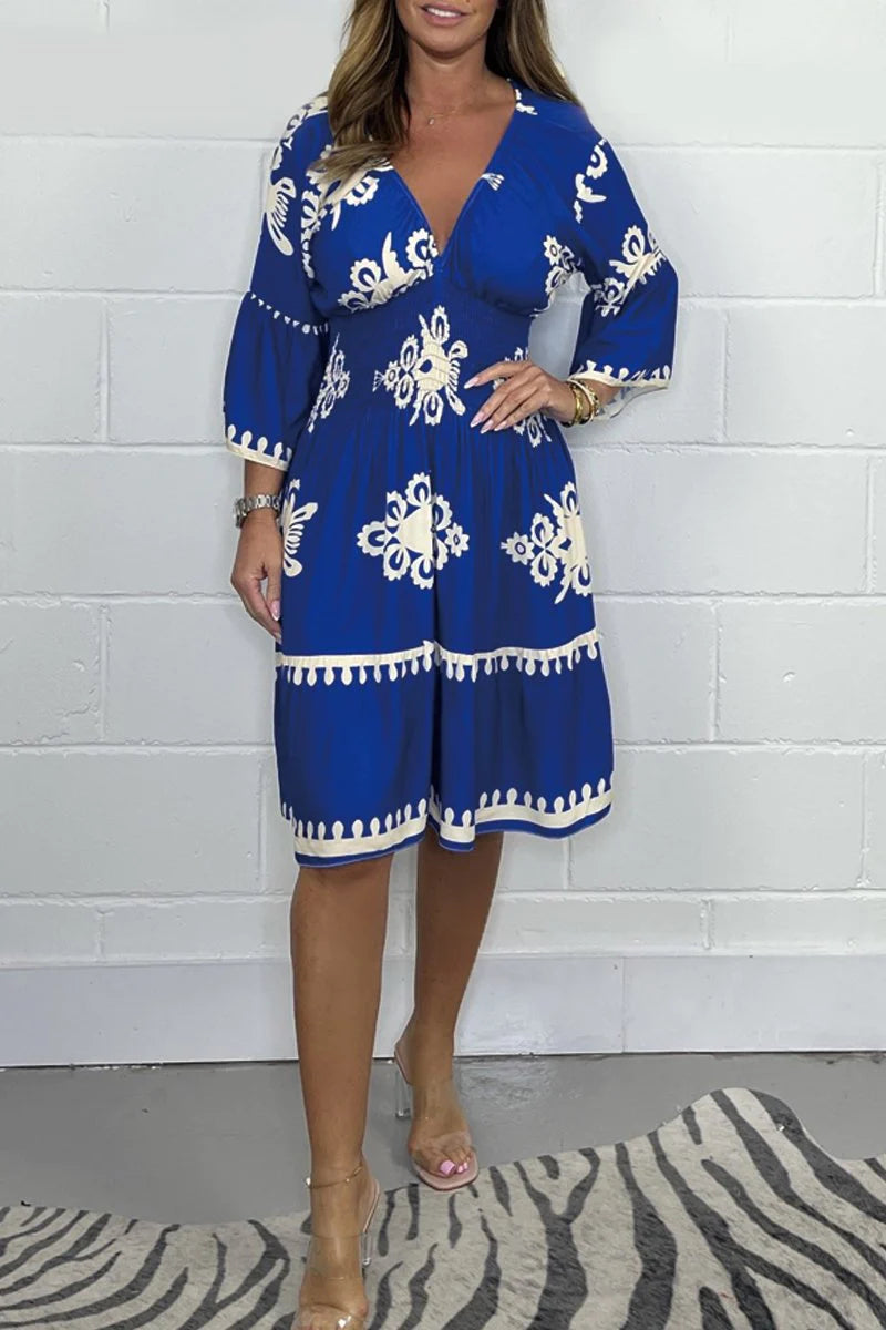 Bedrucktes Kleid mit V-Ausschnitt
