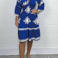 Bedrucktes Kleid mit V-Ausschnitt