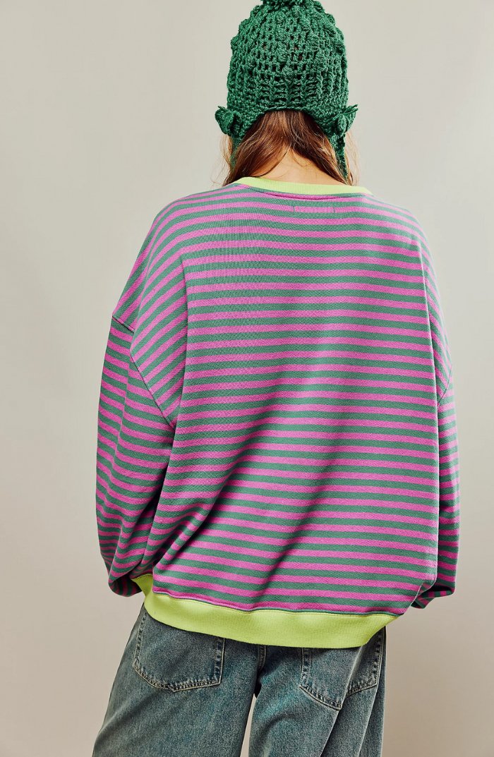 WW | Gestreifter Übergrößenpullover