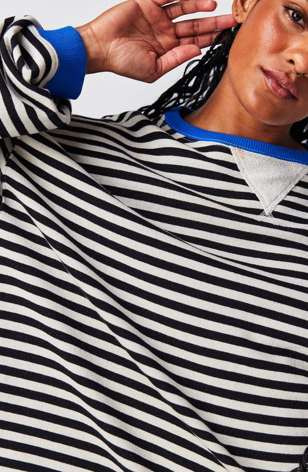 WW | Gestreifter Übergrößenpullover