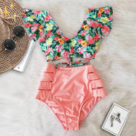 WW | Bikini-Set, das einen hohen Taillenschnitt und einen gerafften Oberteil für einen verspielten und verführerischen Look hat