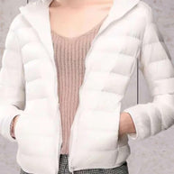 Elegante warme Daunenjacke mit Kapuze