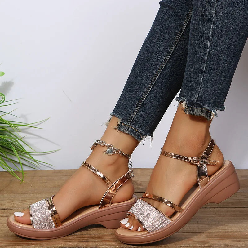 Orthopädische Sandalen mit Keilabsatz