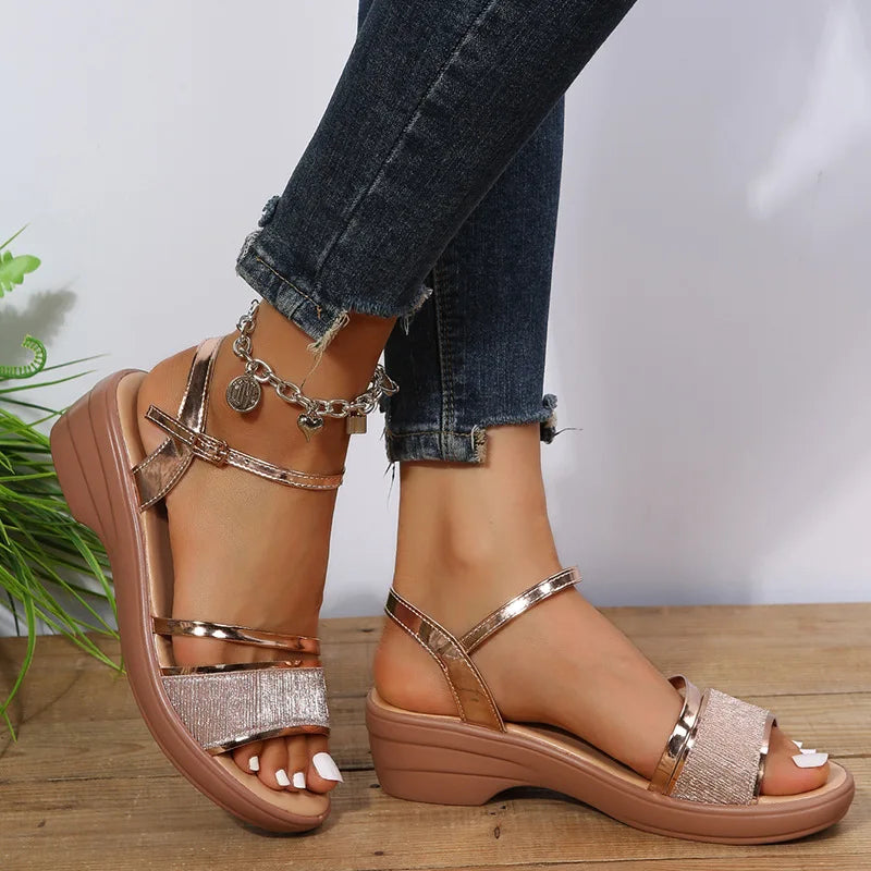 Orthopädische Sandalen mit Keilabsatz