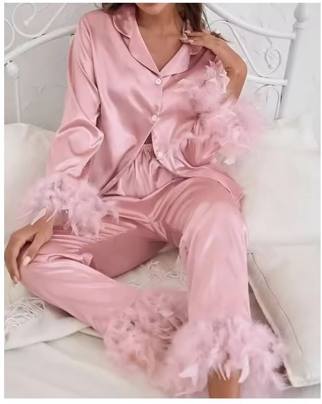 Damen Satin-Pyjama-Set mit eleganten Federdetails WW