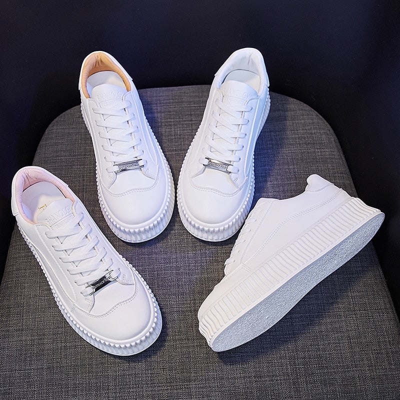 Plateausneaker mit Schnürung und Eco-Leder-Obermaterial