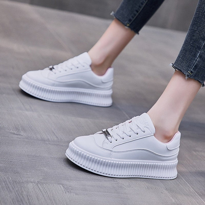 Plateausneaker mit Schnürung und Eco-Leder-Obermaterial
