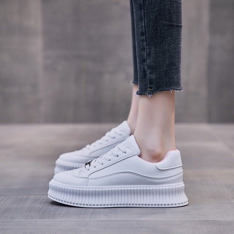 Plateausneaker mit Schnürung und Eco-Leder-Obermaterial