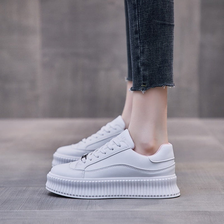 Plateausneaker mit Schnürung und Eco-Leder-Obermaterial