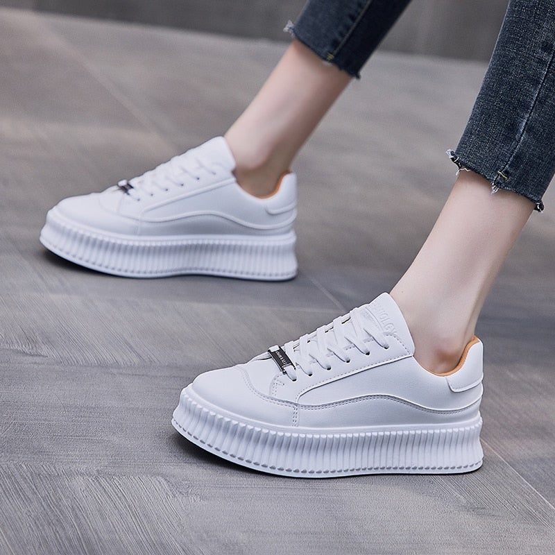 Plateausneaker mit Schnürung und Eco-Leder-Obermaterial