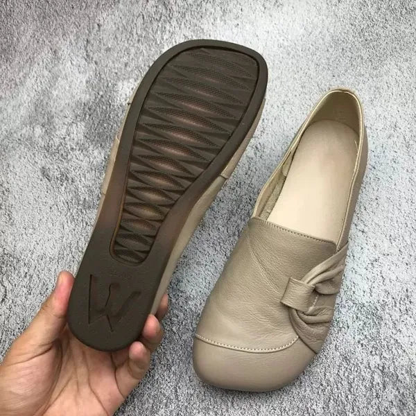 W&W Mode | Klassische Leder Slipper mit Knopfdetails für Frauen