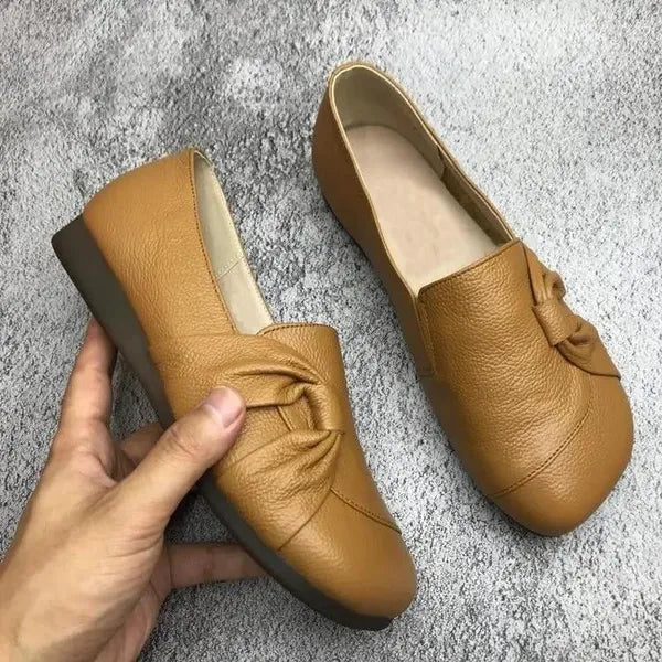 W&W Mode | Klassische Leder Slipper mit Knopfdetails für Frauen