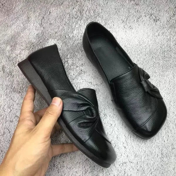 W&W Mode | Klassische Leder Slipper mit Knopfdetails für Frauen