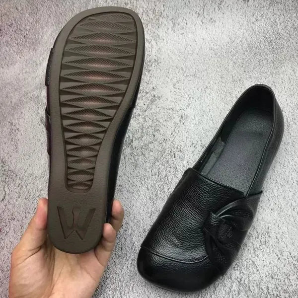 W&W Mode | Klassische Leder Slipper mit Knopfdetails für Frauen
