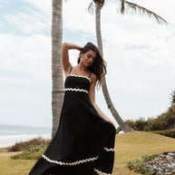 Schwarzes und weißes langes Kleid