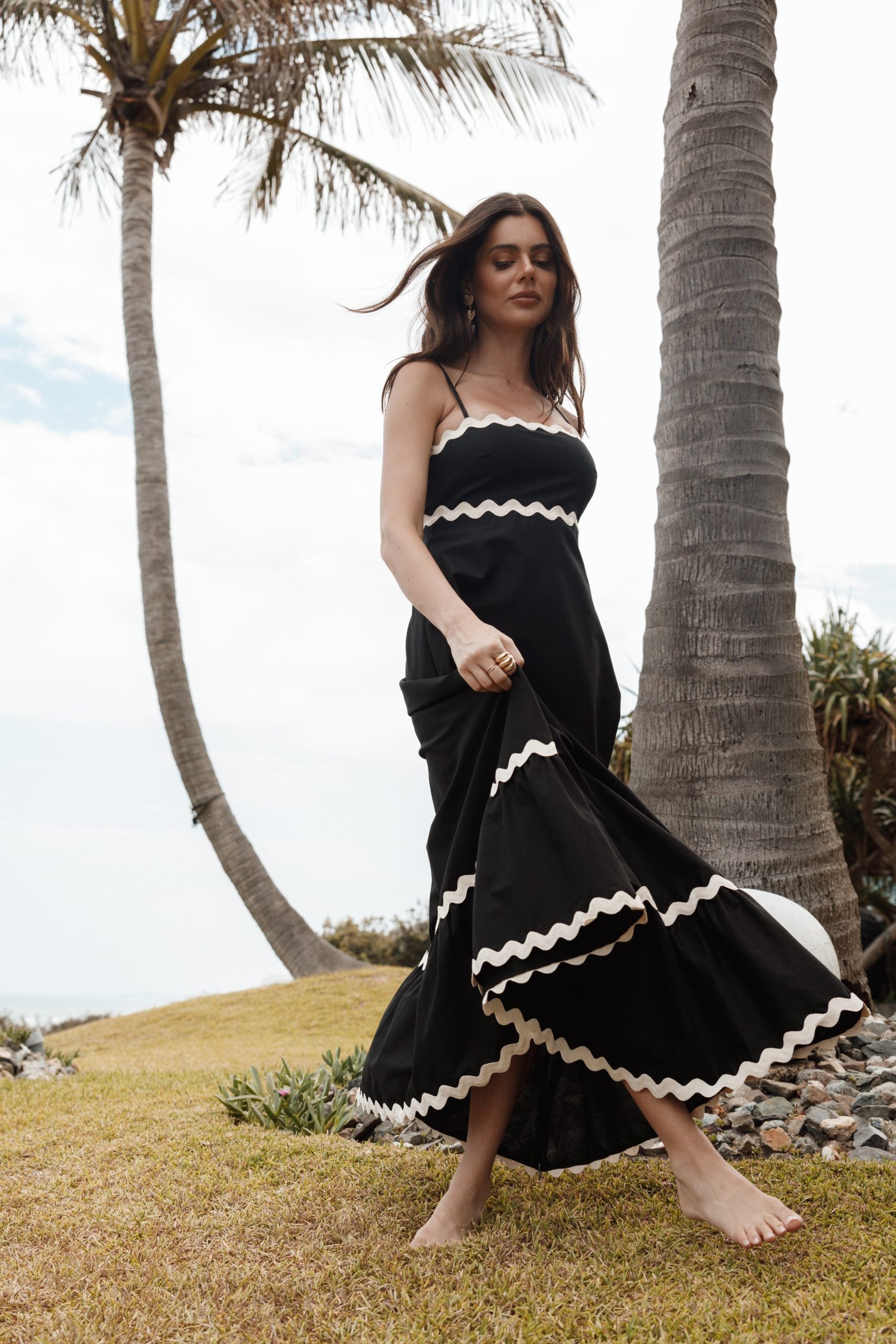 Schwarzes und weißes langes Kleid