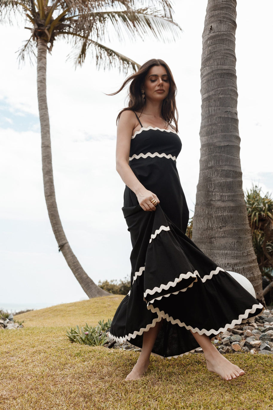 Schwarzes und weißes langes Kleid