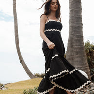 Schwarzes und weißes langes Kleid