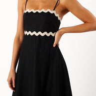 Schwarzes und weißes langes Kleid