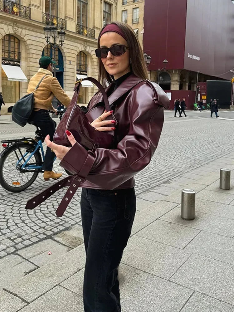 W&W Mode | Kurze Damenlederjacke in Kirschrot mit Reverskragen