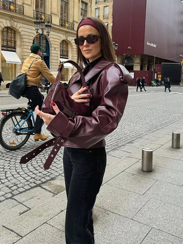 W&W Mode | Kurze Damenlederjacke in Kirschrot mit Reverskragen