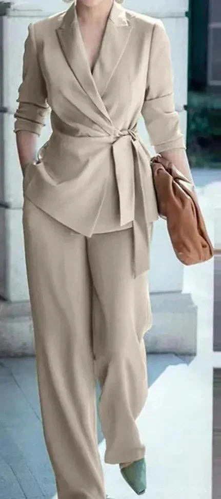 Damen Hosenanzug mit Reverskragen-Blazer und weiter Hose
