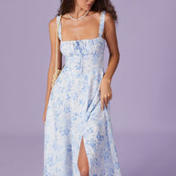 Blaues Midikleid mit Blumenmuster und quadratischem Ausschnitt