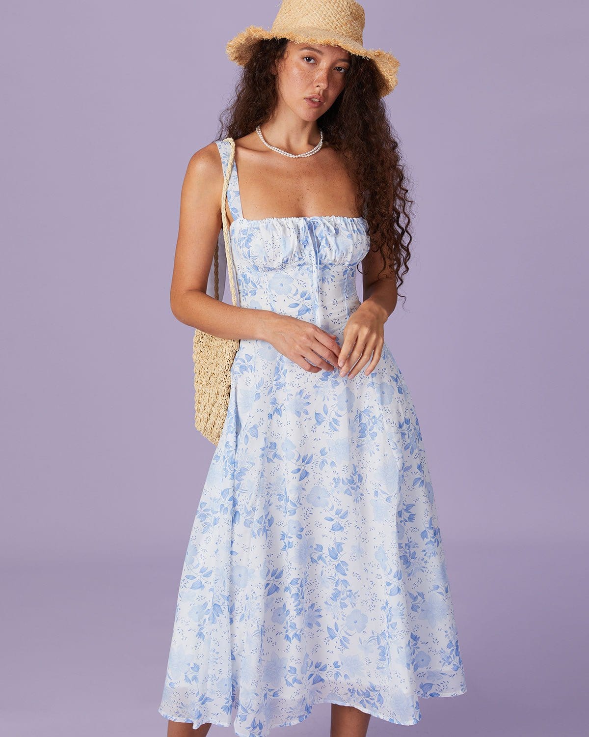 Blaues Midikleid mit Blumenmuster und quadratischem Ausschnitt