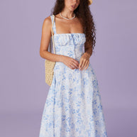 Blaues Midikleid mit Blumenmuster und quadratischem Ausschnitt