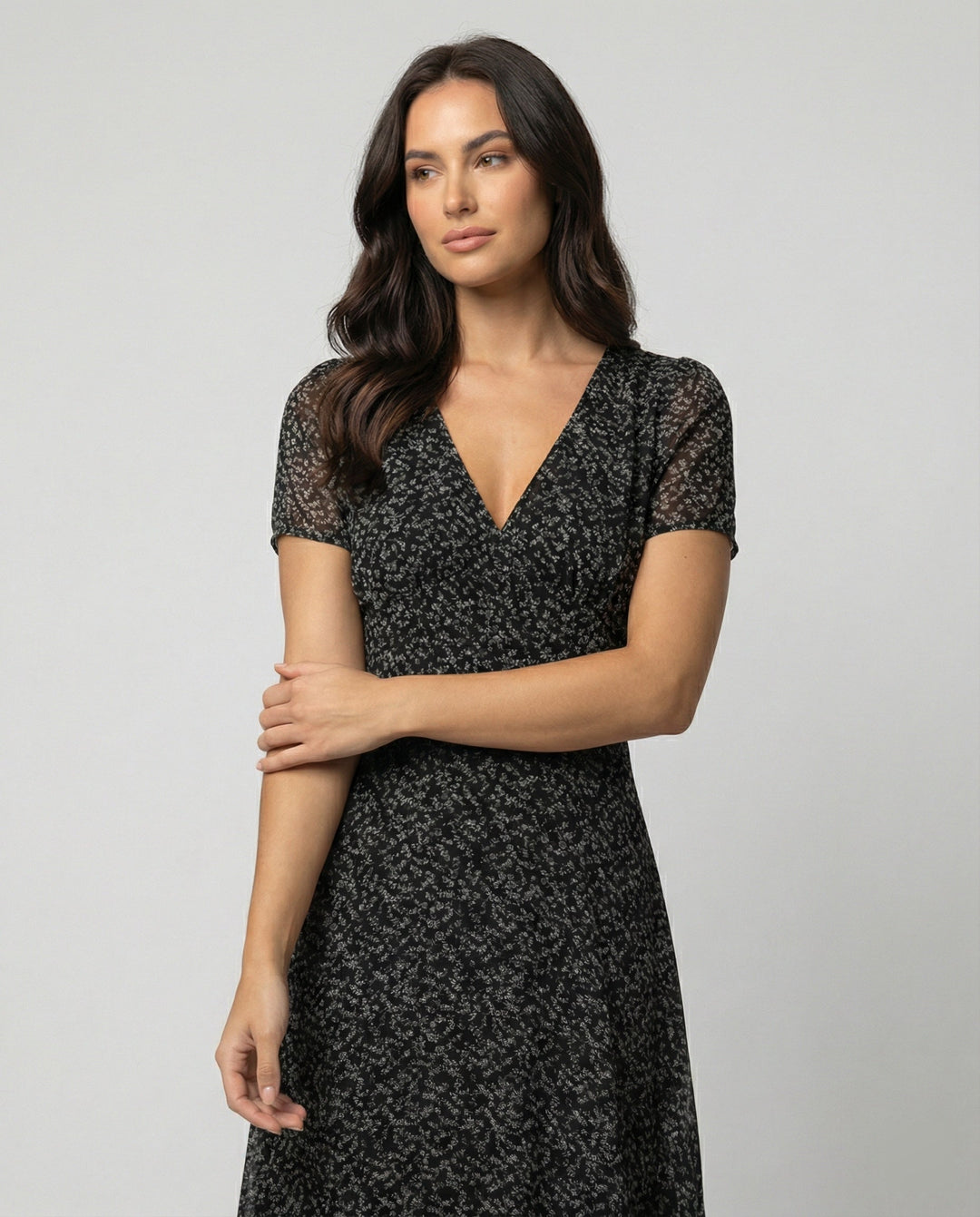 W&W Mode - Elegantes Kleid mit V-Ausschnitt Schwingender Saum