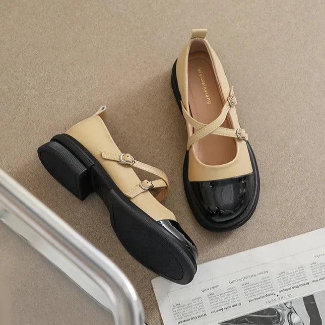 Zweifarbige Mary-Jane-Schuhe mit Doppelriemen und Plateauabsatz