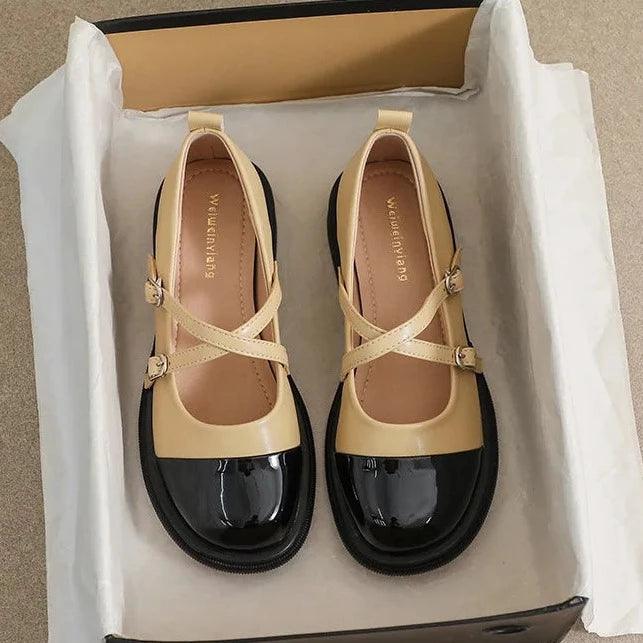 Zweifarbige Mary-Jane-Schuhe mit Doppelriemen und Plateauabsatz