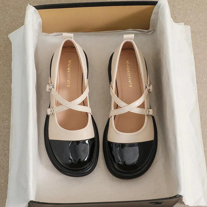 Zweifarbige Mary-Jane-Schuhe mit Doppelriemen und Plateauabsatz
