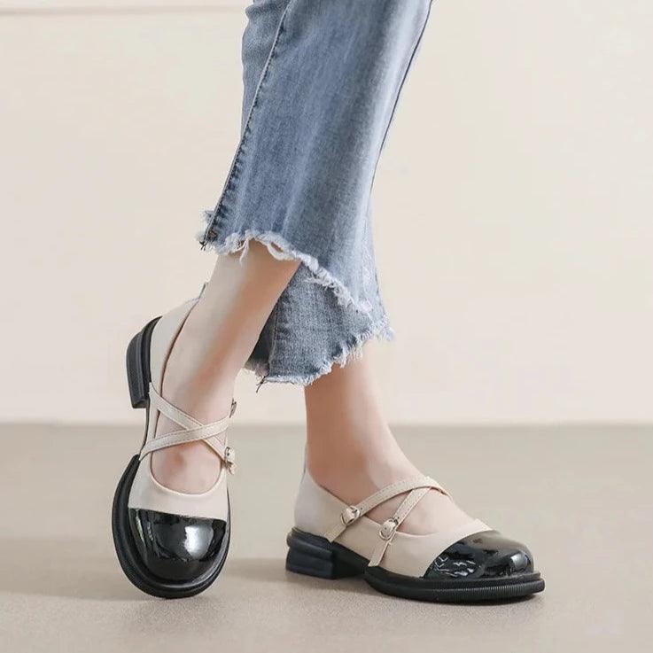Zweifarbige Mary-Jane-Schuhe mit Doppelriemen und Plateauabsatz