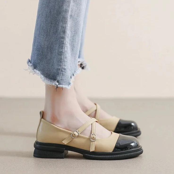 Zweifarbige Mary-Jane-Schuhe mit Doppelriemen und Plateauabsatz