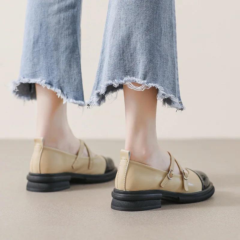 Zweifarbige Mary-Jane-Schuhe mit Doppelriemen und Plateauabsatz