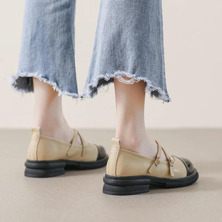 Zweifarbige Mary-Jane-Schuhe mit Doppelriemen und Plateauabsatz