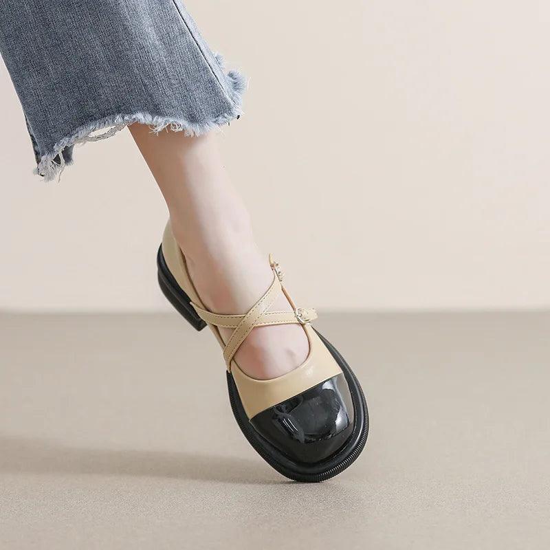 Zweifarbige Mary-Jane-Schuhe mit Doppelriemen und Plateauabsatz