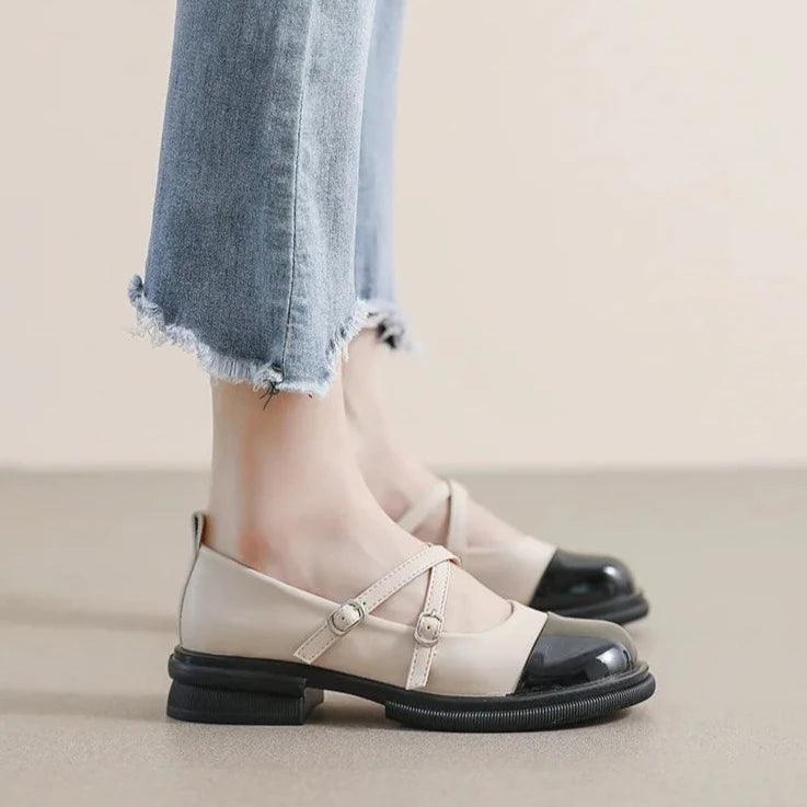 Zweifarbige Mary-Jane-Schuhe mit Doppelriemen und Plateauabsatz