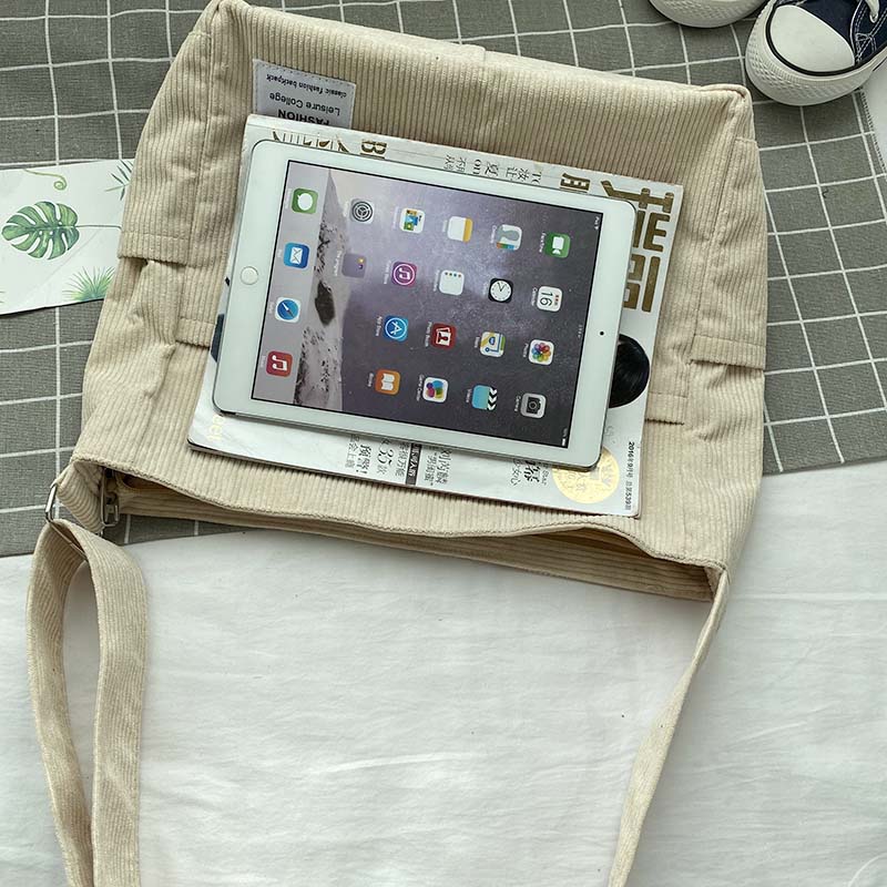 WW | Weite Corduroy Schultertasche