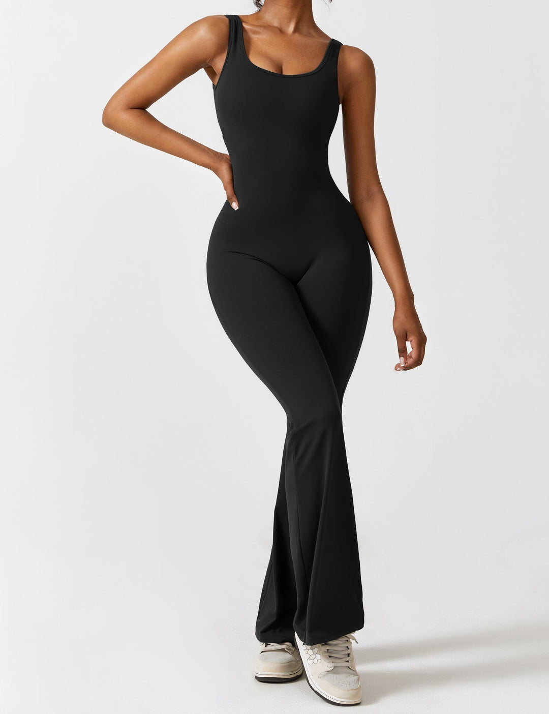 W&W Mode | Hals Jumpsuit mit Ausgestellten Beinen | Elegantes und Figurbetontes Design
