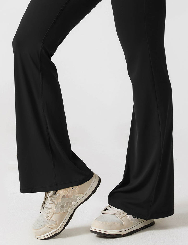 W&W Mode | Hals Jumpsuit mit Ausgestellten Beinen | Elegantes und Figurbetontes Design