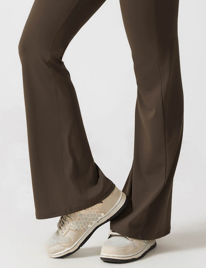 W&W Mode | Hals Jumpsuit mit Ausgestellten Beinen | Elegantes und Figurbetontes Design